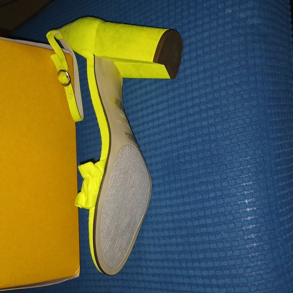 Multi fabric yellow heels. - Picture 2 of 3